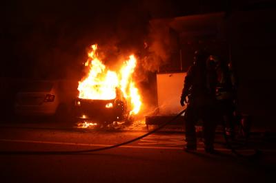 Winnenden-Hertmannsweiler: Weiterer Brandanschlag - Fahrzeug vor Gebaeude in Brand gesteckt - Polizist bei Loeschmassnahmen verletzt